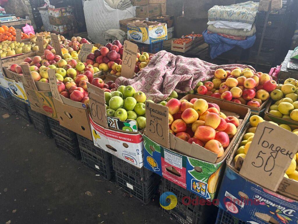 Гранат, батат та ребра: суботні ціни на одеському «Привозі»