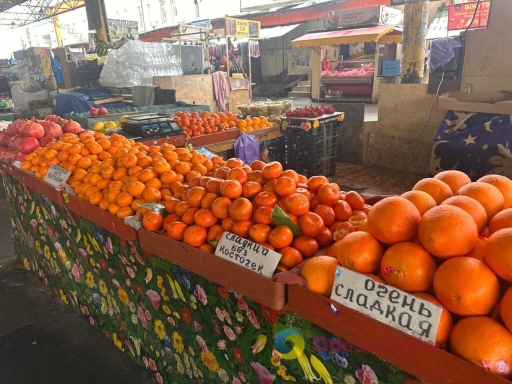 Гранат, батат та ребра: суботні ціни на одеському «Привозі»