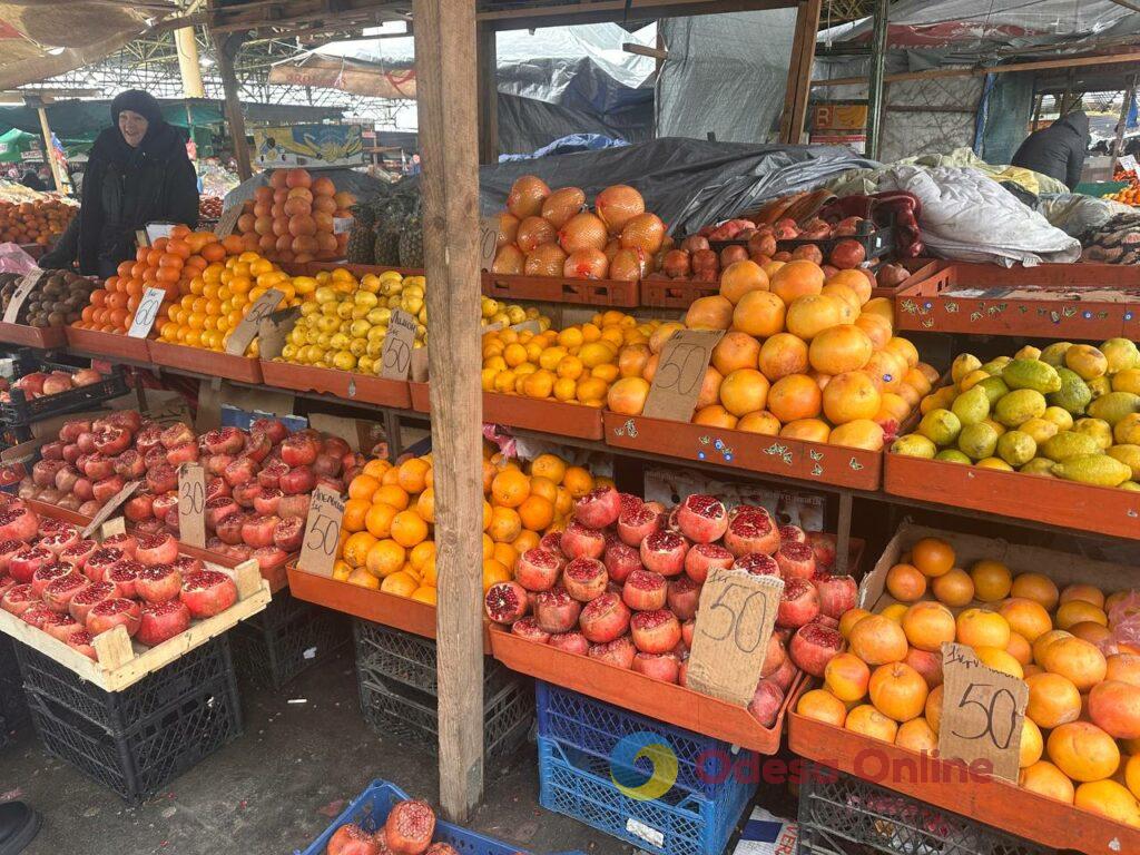 Гранат, батат та ребра: суботні ціни на одеському «Привозі»