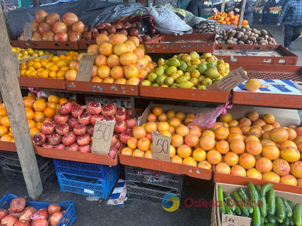 Гранат, батат та ребра: суботні ціни на одеському «Привозі»