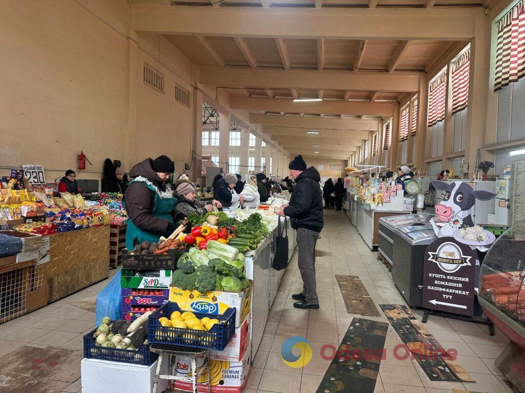 Гранат, батат та ребра: суботні ціни на одеському «Привозі»