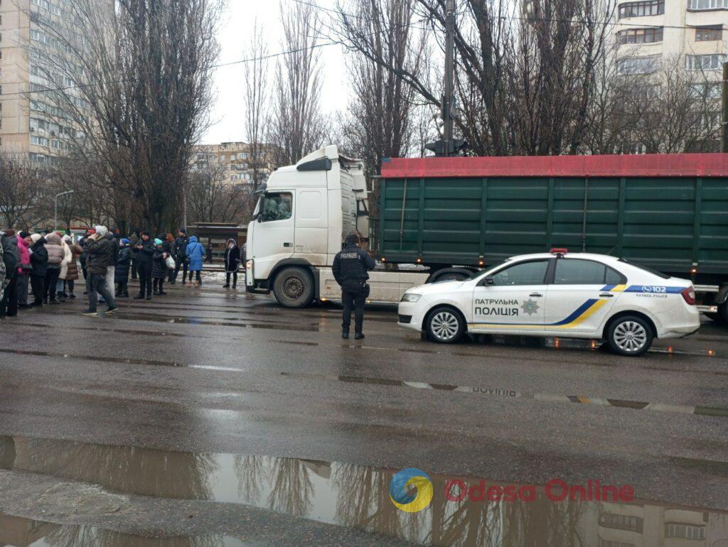 У Пересипському районі Одеси містяни перекрили дорогу через відсутність світла