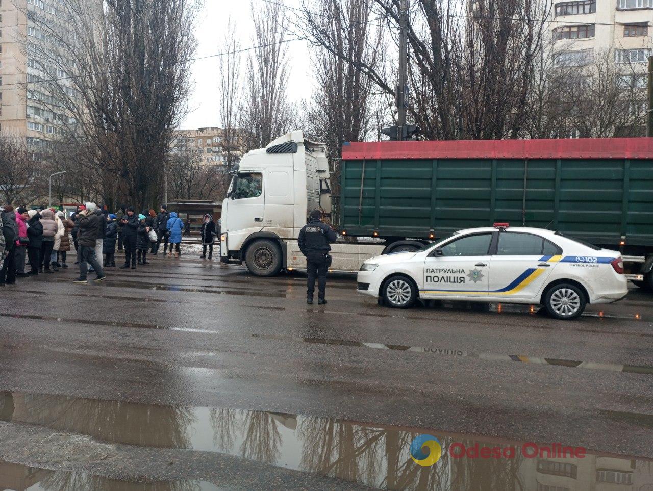 «По 12 годин без світла»: чому одесити перекривали дорогу в Пересипському районі