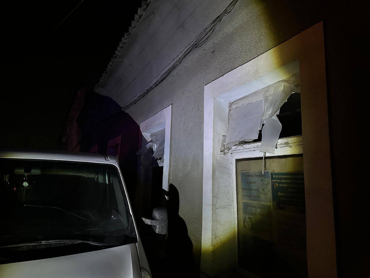 Вночі через масовану атаку РФ по Одесі пошкоджено промислове підприємство: в ДСНС показали світлини ліквідації пожежі