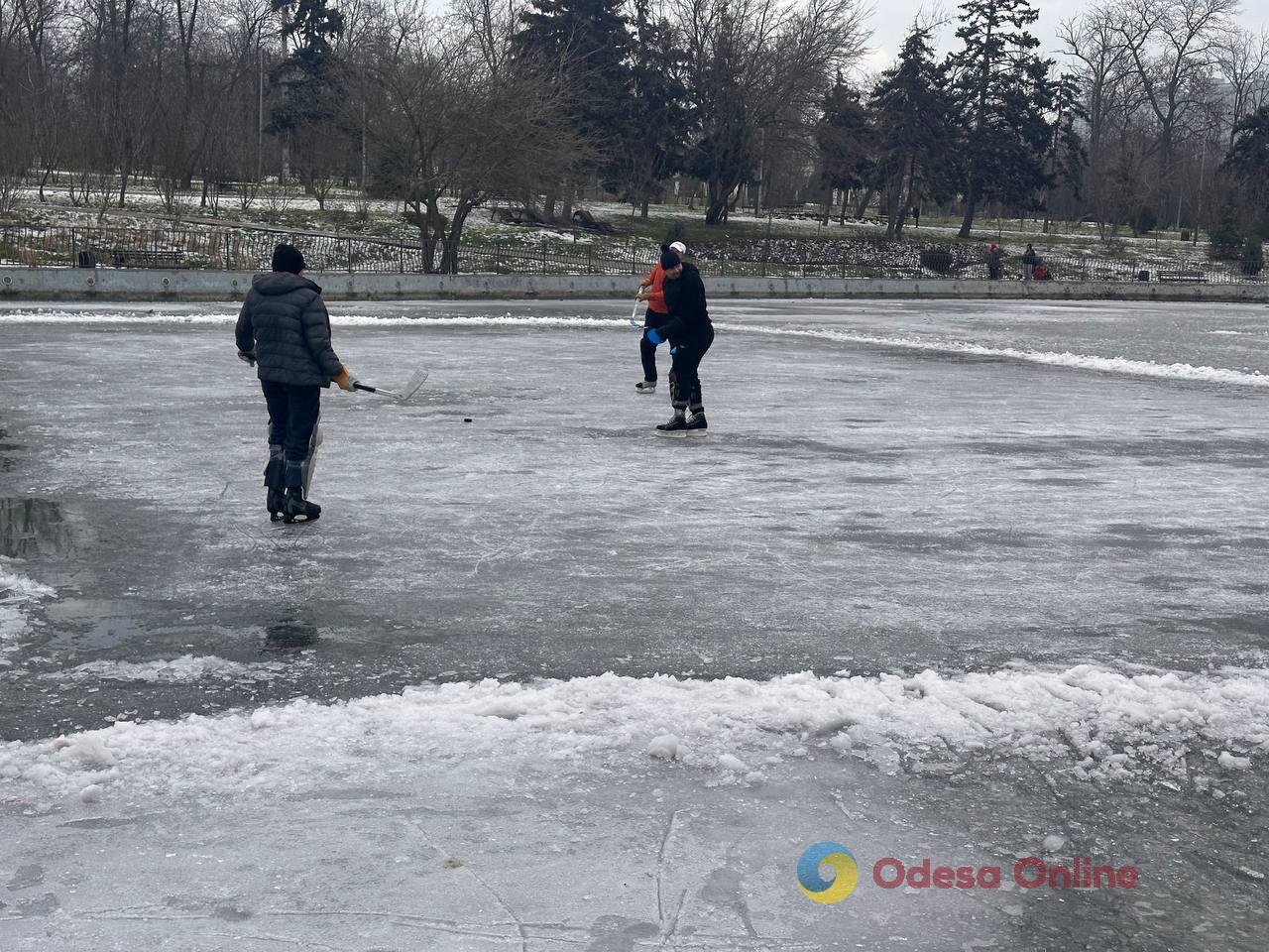 Фото тижня: ожеледиця в Одесі, наслідки ворожої атаки та перекриття дороги