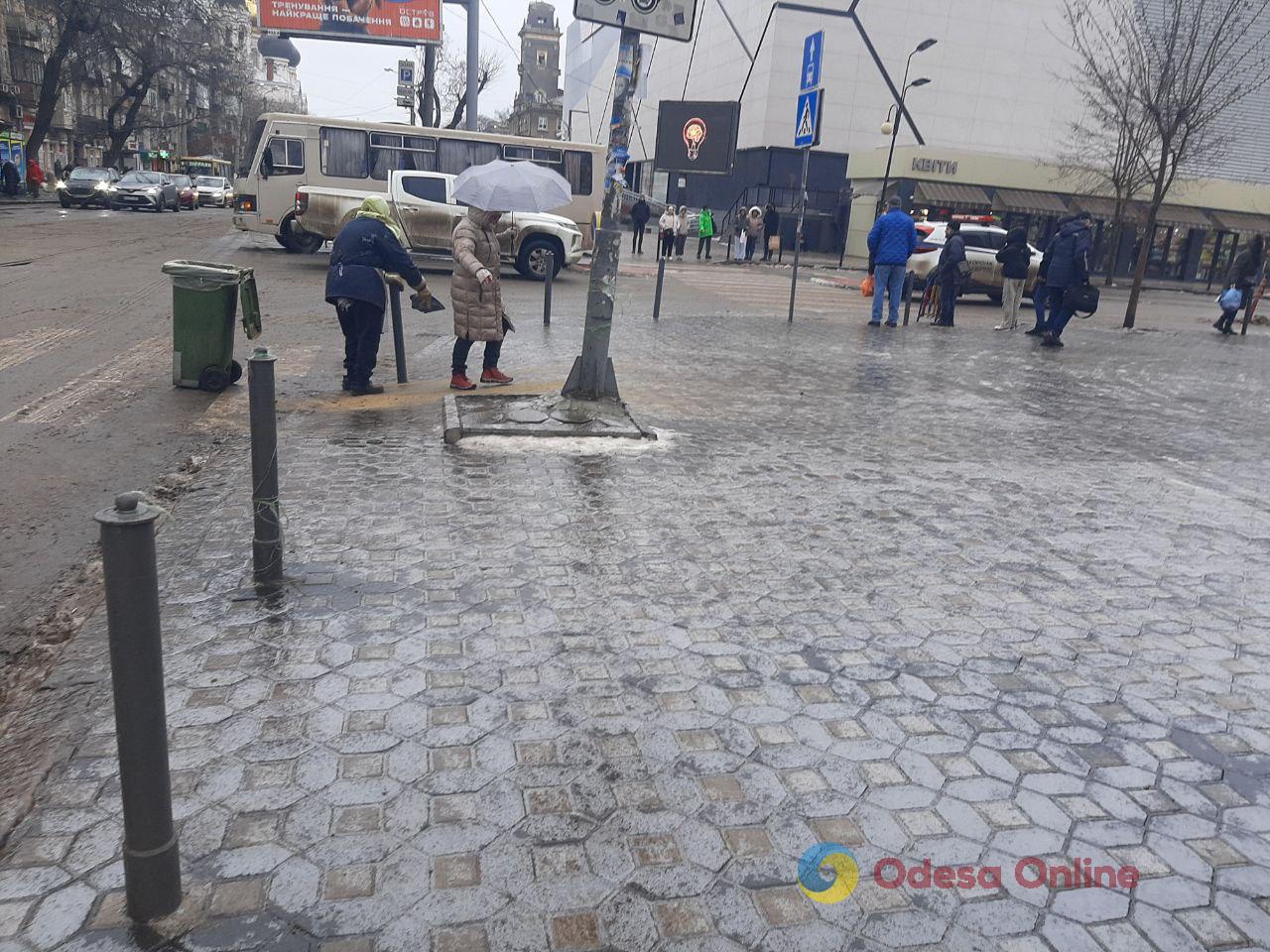 Фото тижня: ожеледиця в Одесі, наслідки ворожої атаки та перекриття дороги