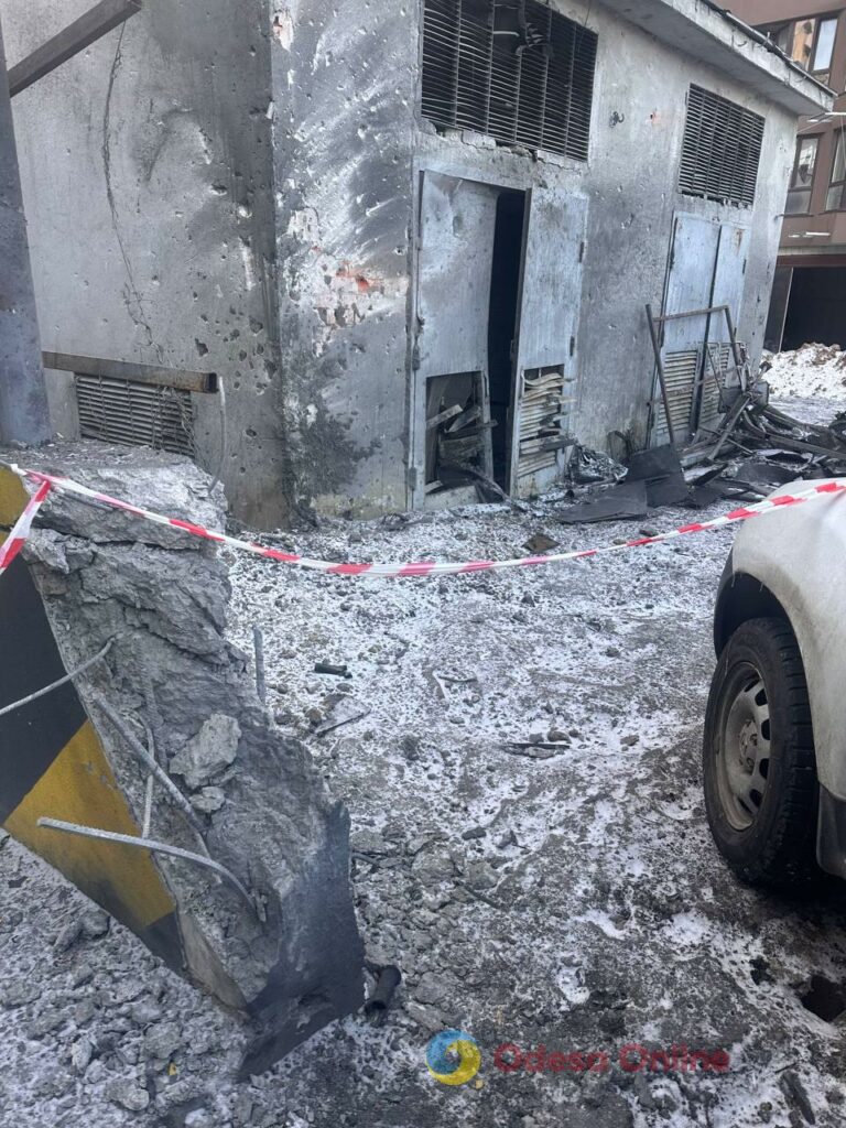 Нічний удар по житловому комплексу в Одесі: фоторепортаж з місця події