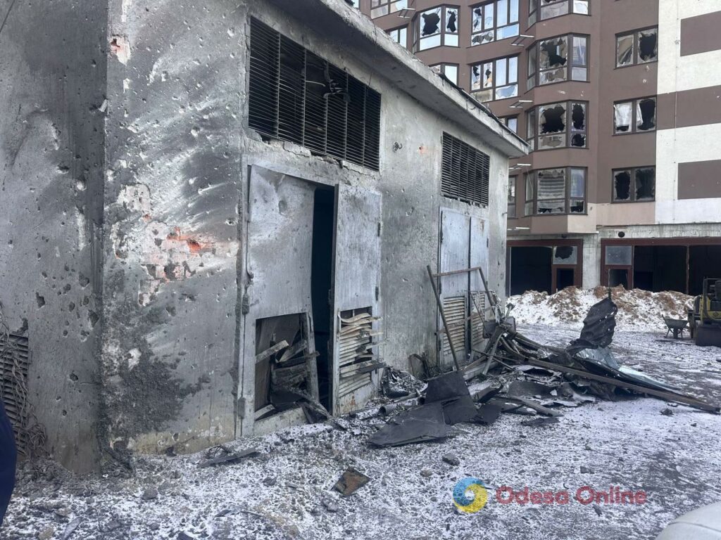 Нічний удар по житловому комплексу в Одесі: фоторепортаж з місця події