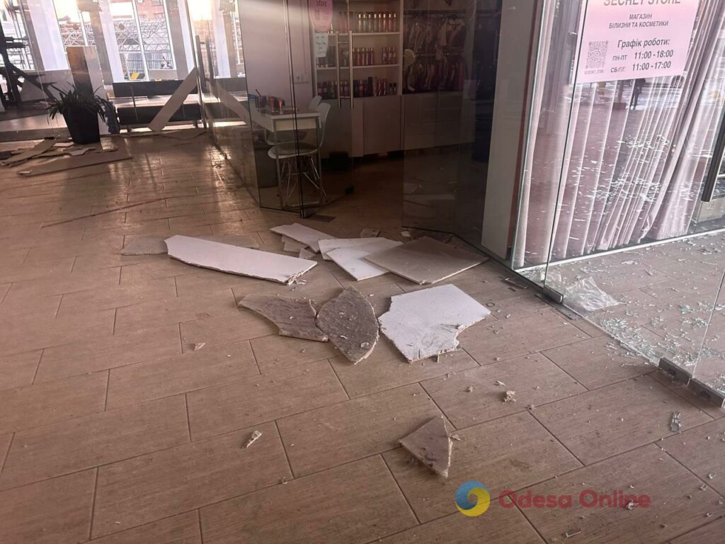 Нічний удар по житловому комплексу в Одесі: фоторепортаж з місця події