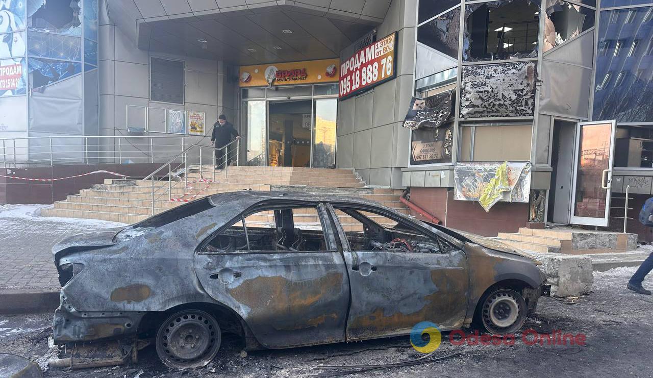 Нічний удар по житловому комплексу в Одесі: фоторепортаж з місця події