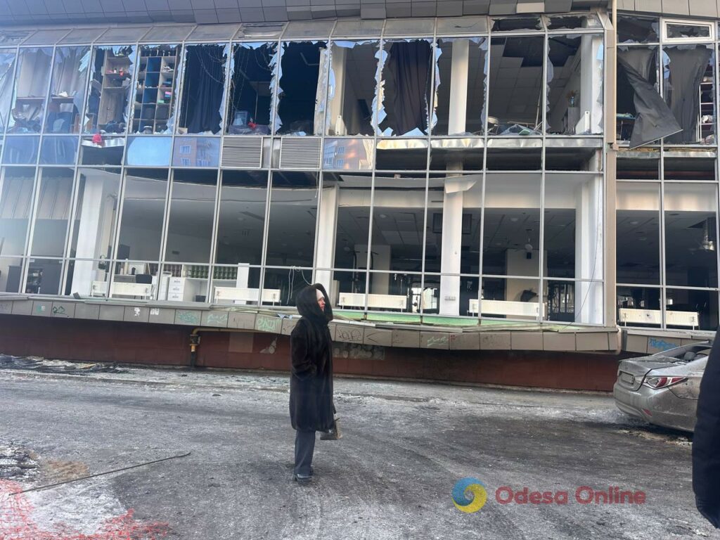 Нічний удар по житловому комплексу в Одесі: фоторепортаж з місця події