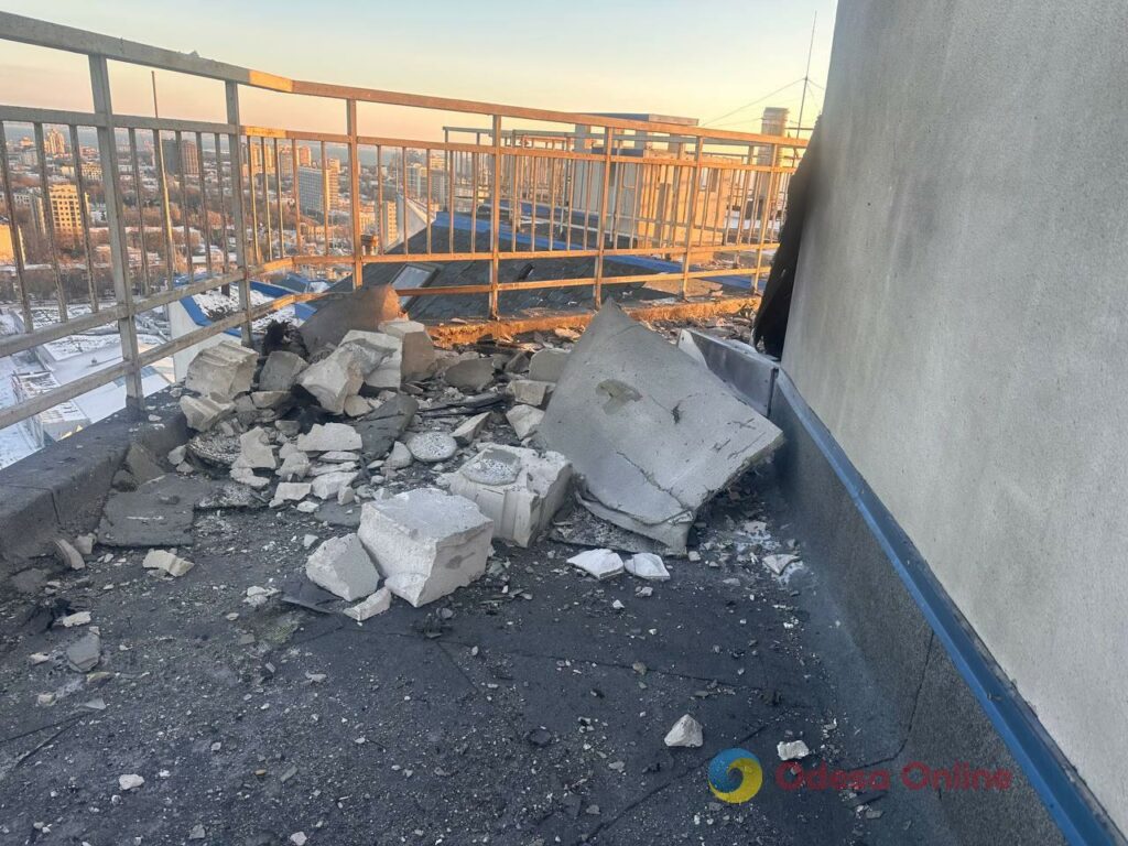 Нічний удар по житловому комплексу в Одесі: фоторепортаж з місця події