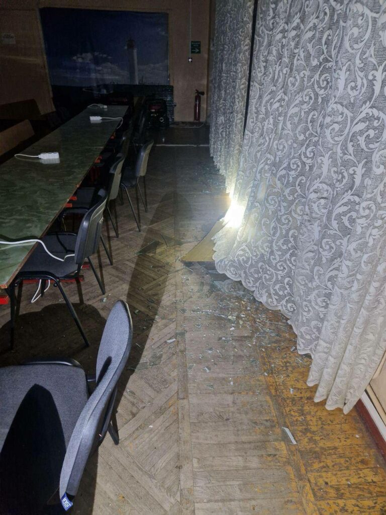 Ліквідація наслідків атаки в Одесі: комунальники закривають пошкоджені вікна