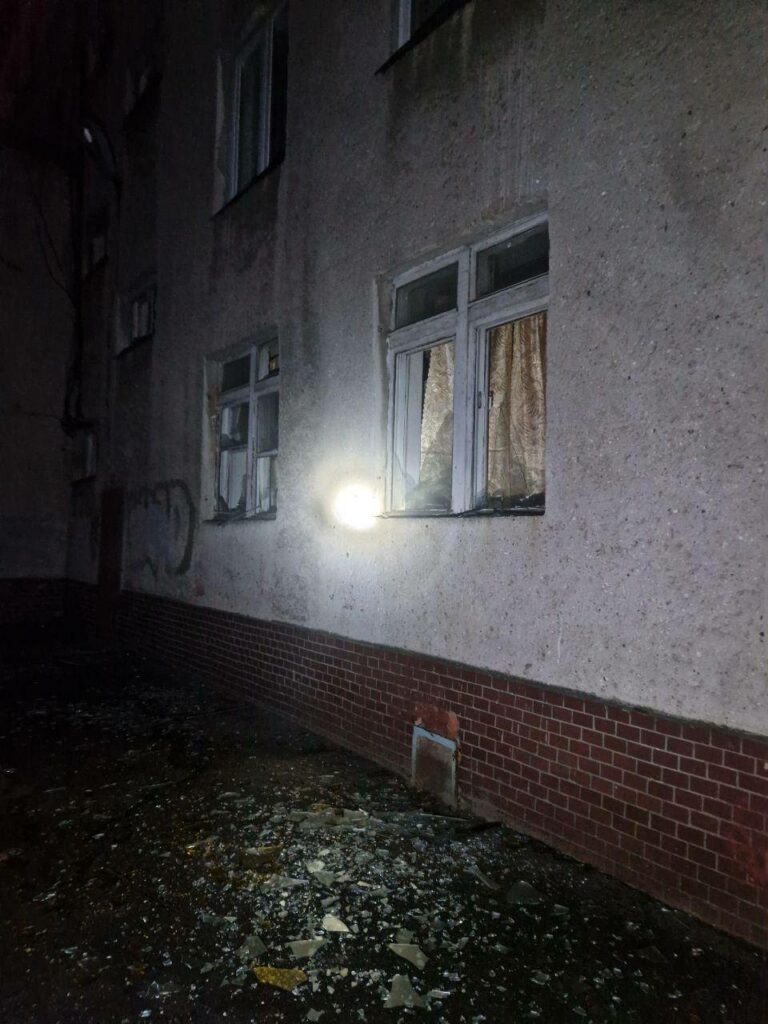 Ліквідація наслідків атаки в Одесі: комунальники закривають пошкоджені вікна