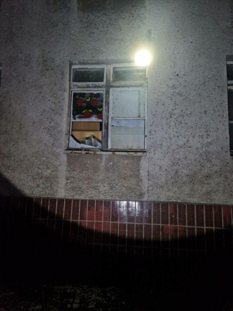 Ліквідація наслідків атаки в Одесі: комунальники закривають пошкоджені вікна