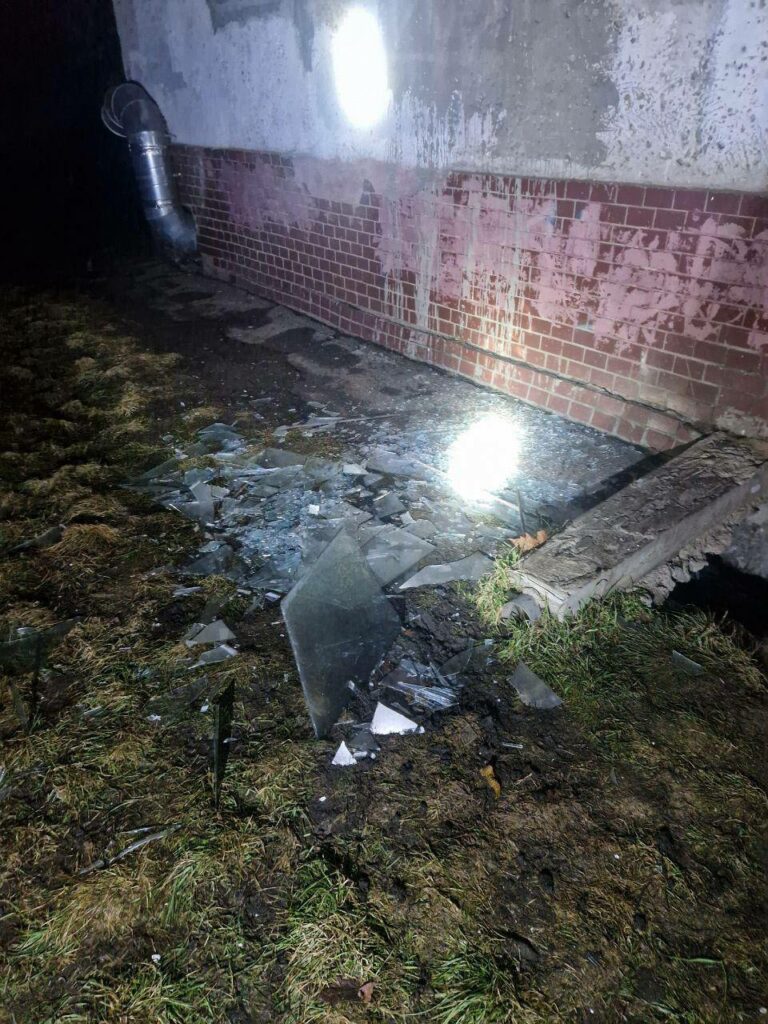 Ліквідація наслідків атаки в Одесі: комунальники закривають пошкоджені вікна