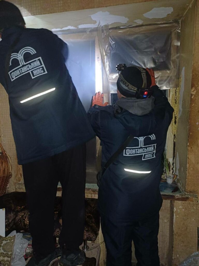 Ліквідація наслідків атаки в Одесі: комунальники закривають пошкоджені вікна