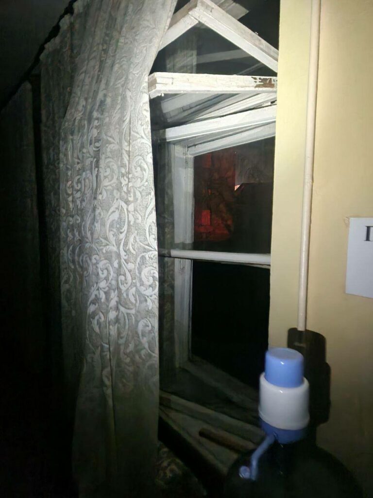 Ліквідація наслідків атаки в Одесі: комунальники закривають пошкоджені вікна