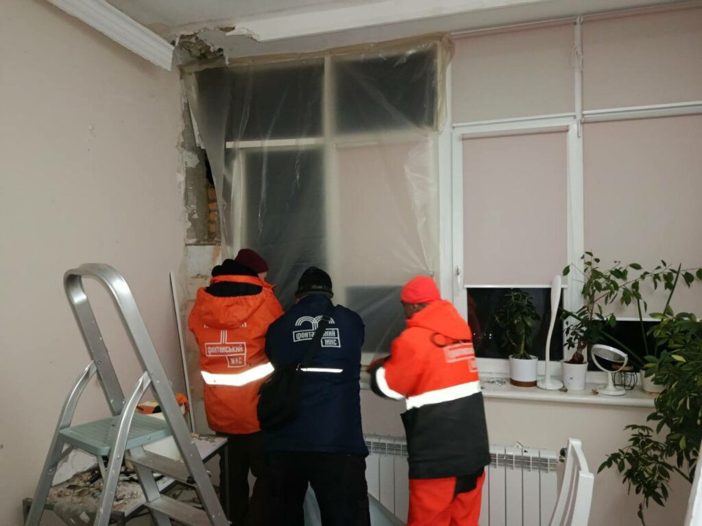 Ліквідація наслідків атаки в Одесі: комунальники закривають пошкоджені вікна