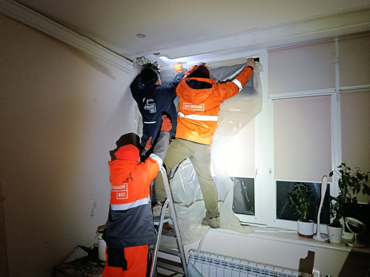 Ліквідація наслідків атаки в Одесі: комунальники закривають пошкоджені вікна