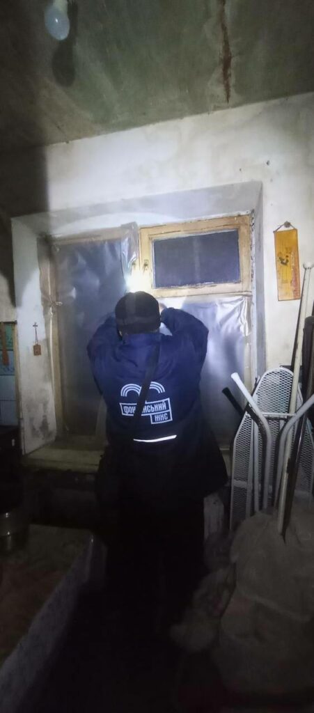 Ліквідація наслідків атаки в Одесі: комунальники закривають пошкоджені вікна