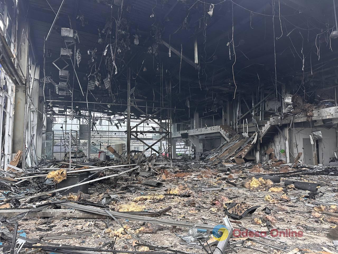 Пожар на 2000 м²: в Одессе из-за попадания «шахеда» полностью выгорел автосалон