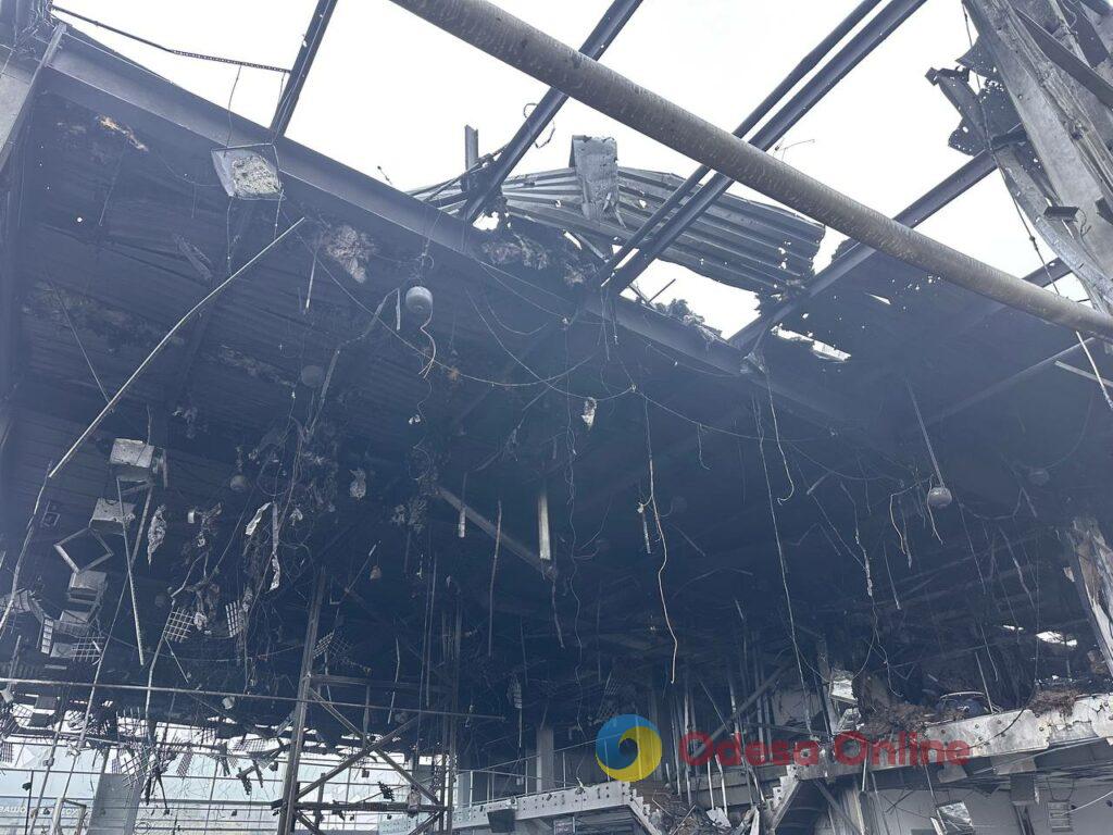 Пожежа на 2000 м²: в Одесі через влучання «шахеда» повністю вигорів автосалон