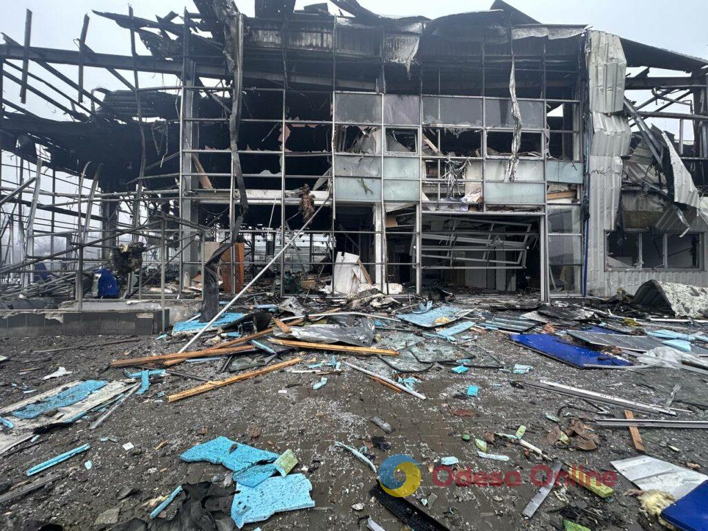 Пожежа на 2000 м²: в Одесі через влучання «шахеда» повністю вигорів автосалон