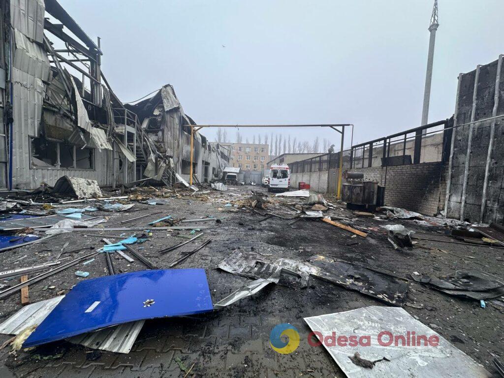 Пожежа на 2000 м²: в Одесі через влучання «шахеда» повністю вигорів автосалон