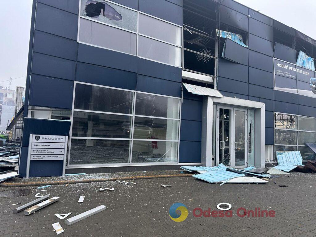 Пожежа на 2000 м²: в Одесі через влучання «шахеда» повністю вигорів автосалон