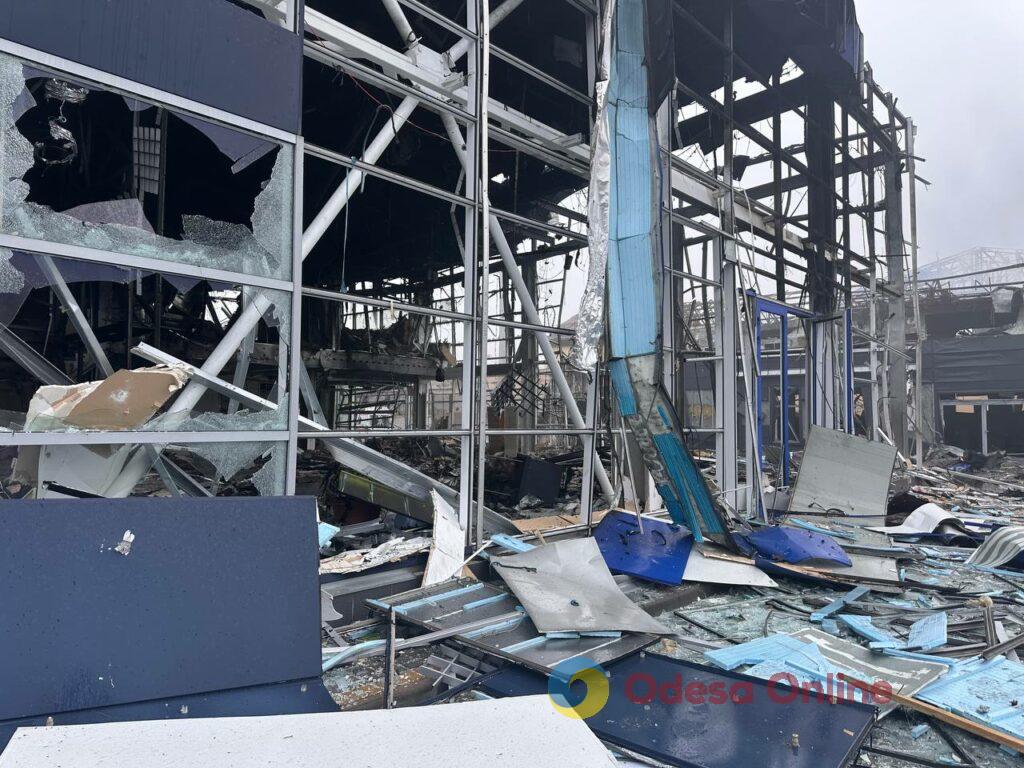 Пожежа на 2000 м²: в Одесі через влучання «шахеда» повністю вигорів автосалон