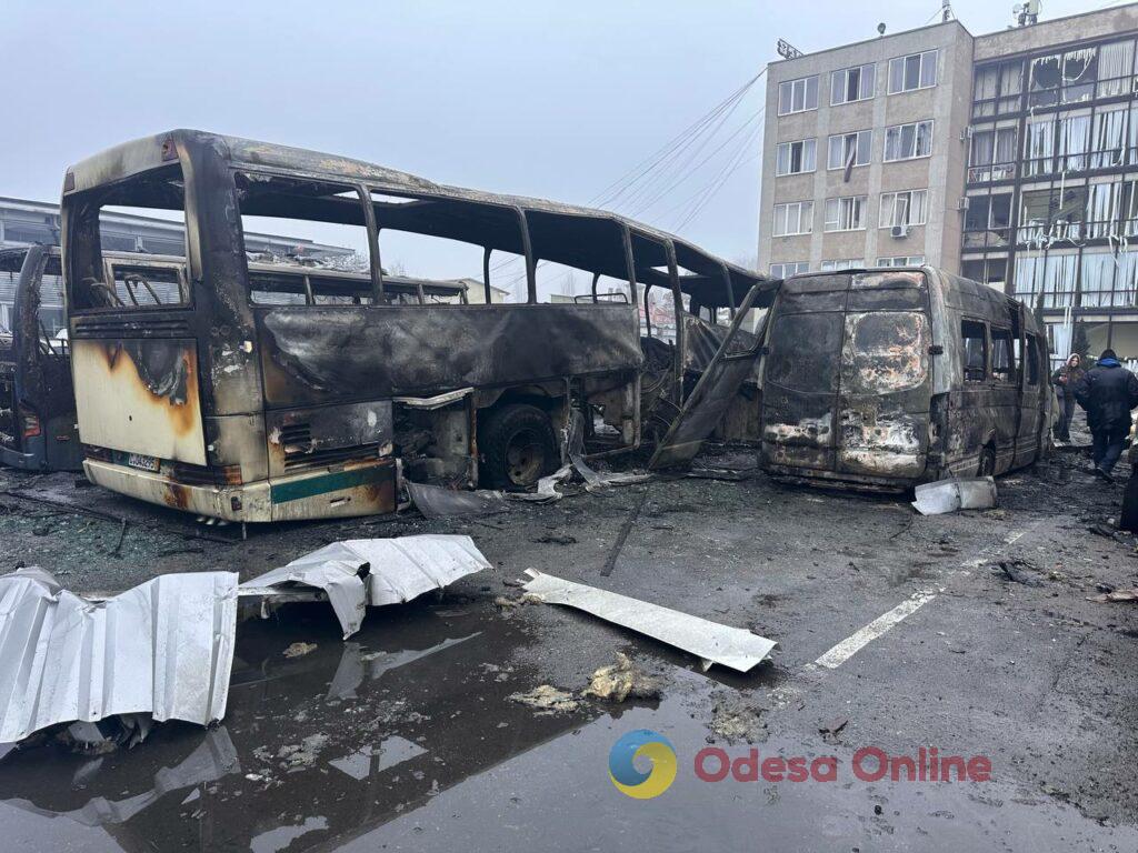 Пожежа на 2000 м²: в Одесі через влучання «шахеда» повністю вигорів автосалон