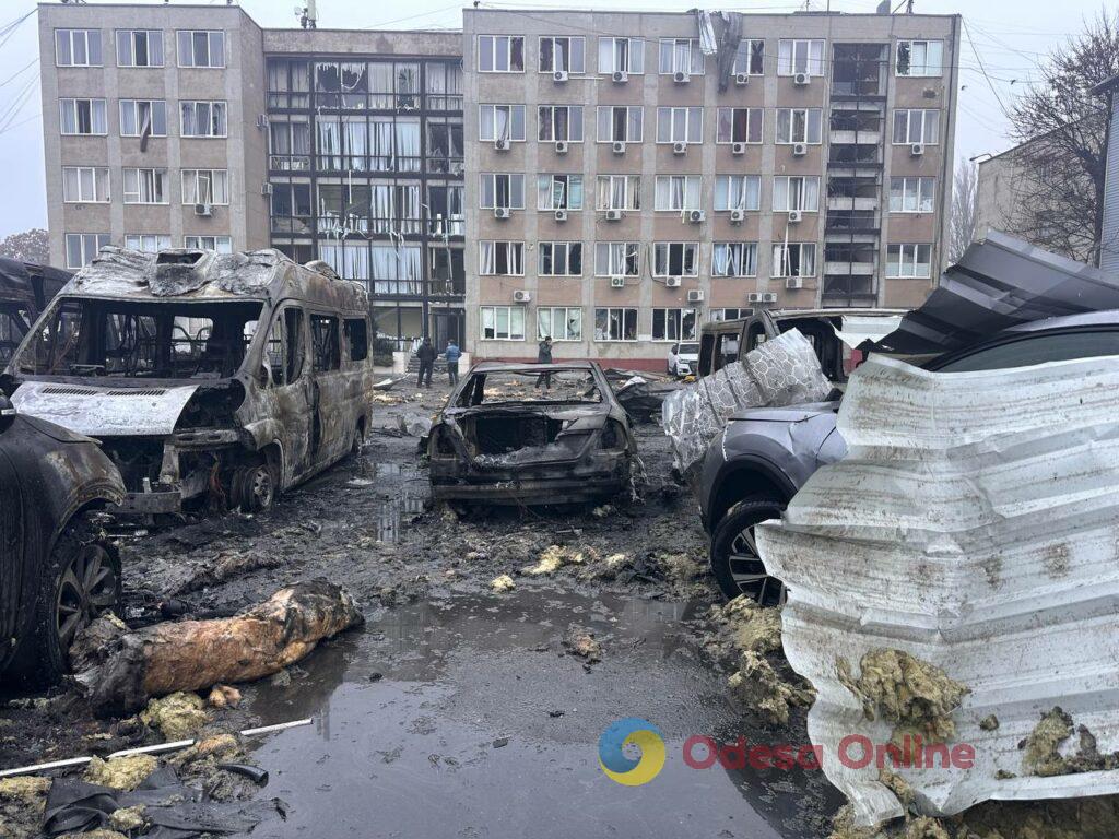 Пожежа на 2000 м²: в Одесі через влучання «шахеда» повністю вигорів автосалон