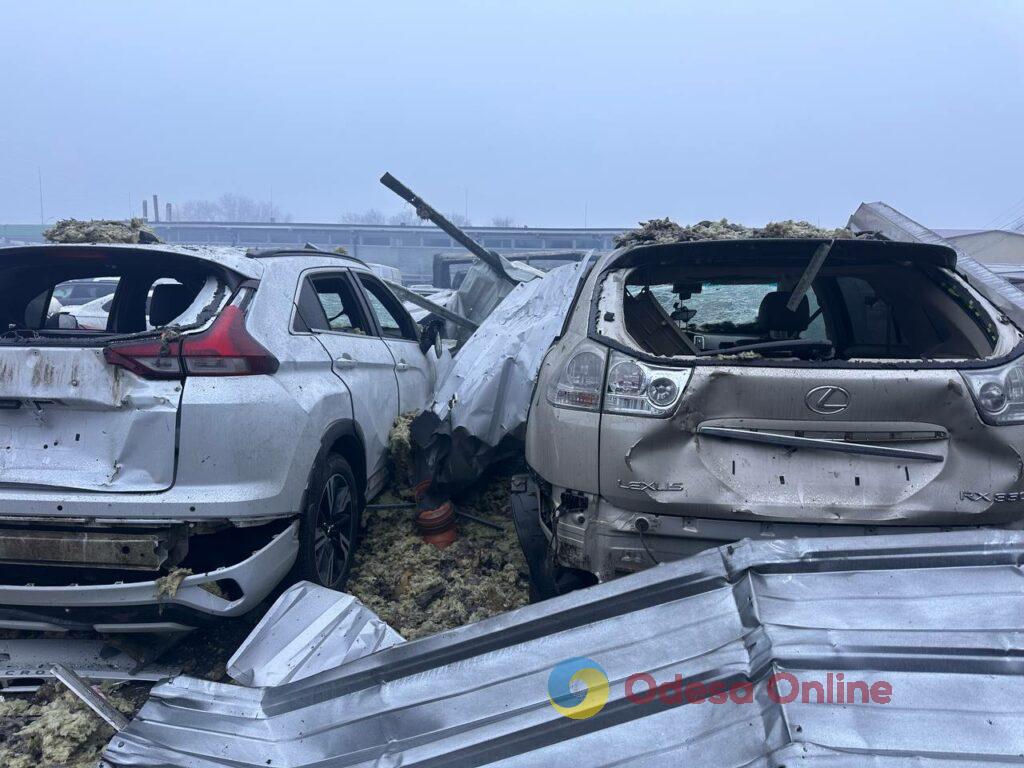 Пожежа на 2000 м²: в Одесі через влучання «шахеда» повністю вигорів автосалон