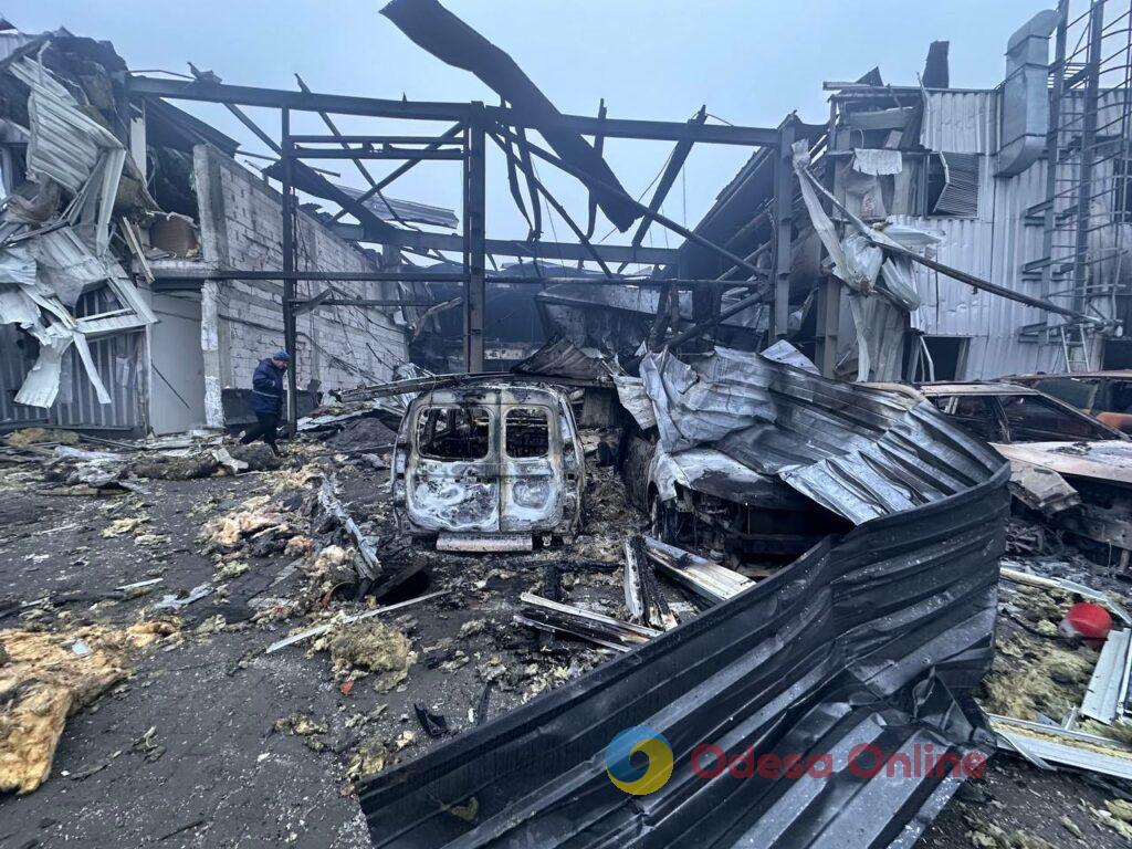 Пожежа на 2000 м²: в Одесі через влучання «шахеда» повністю вигорів автосалон