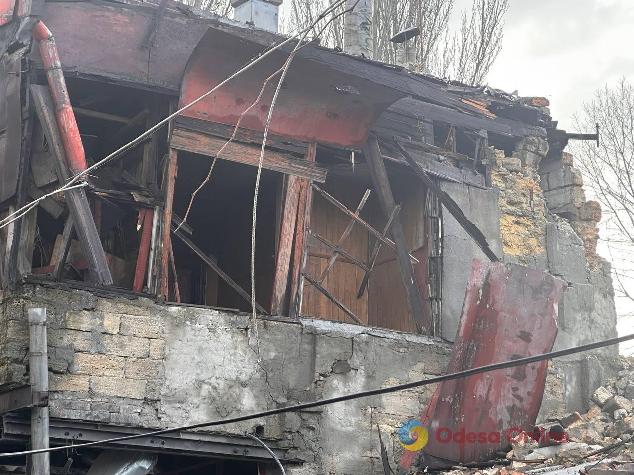 Зруйнований будинок, загинула жінка: репортаж з місця нічного удару по Одесі