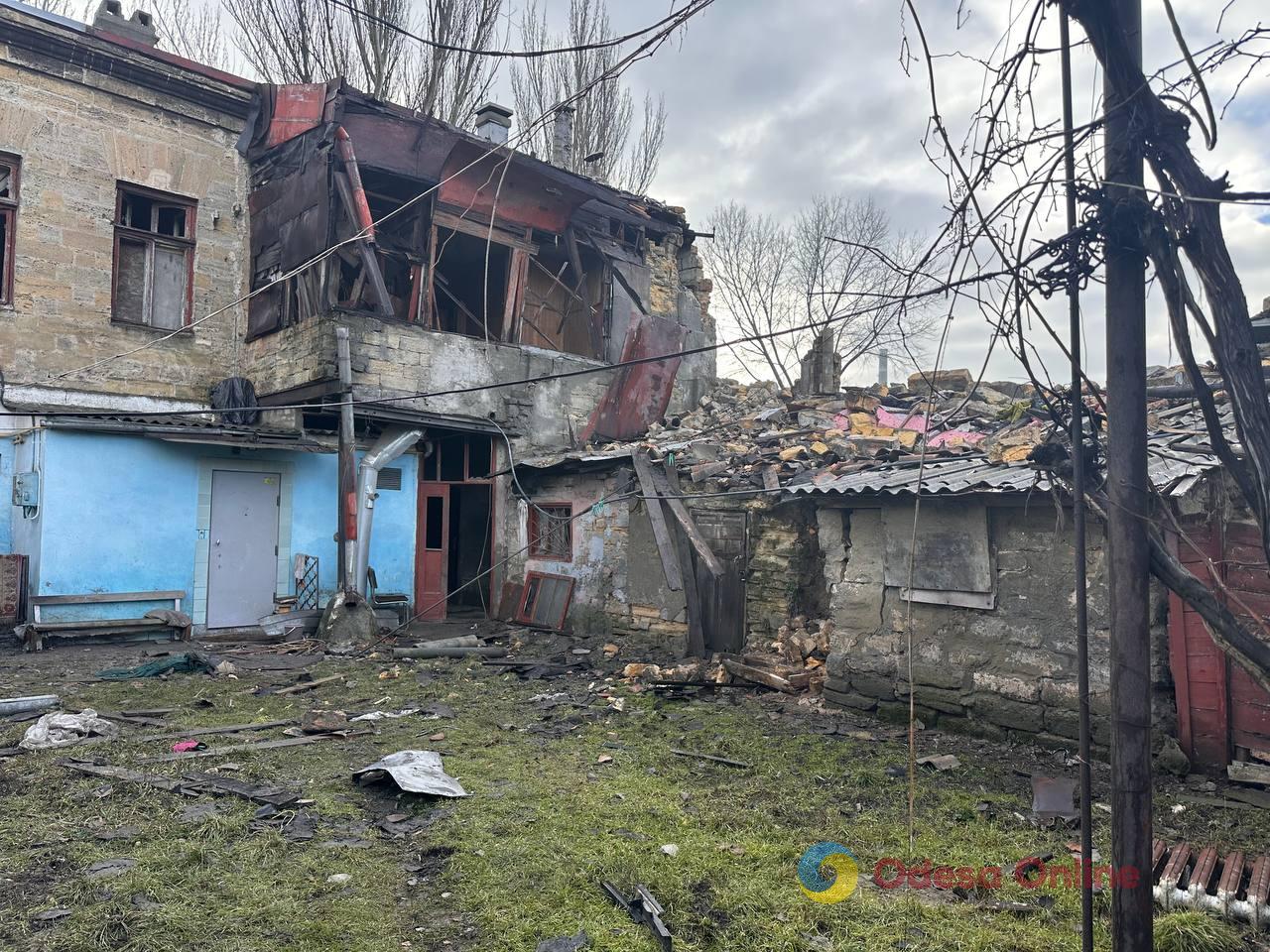 Зруйнований будинок, загинула жінка: репортаж з місця нічного удару по Одесі