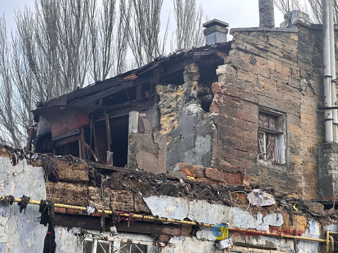 Зруйнований будинок, загинула жінка: репортаж з місця нічного удару по Одесі