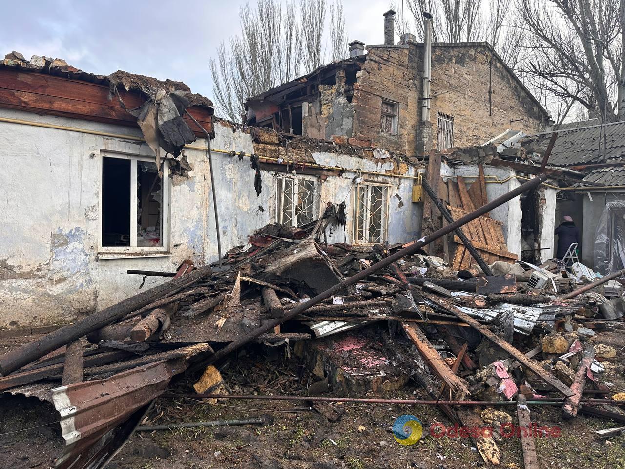 Разрушен дом, погибла женщина: репортаж с места ночного удара по Одессе
