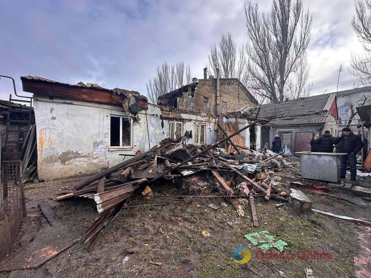 Зруйнований будинок, загинула жінка: репортаж з місця нічного удару по Одесі