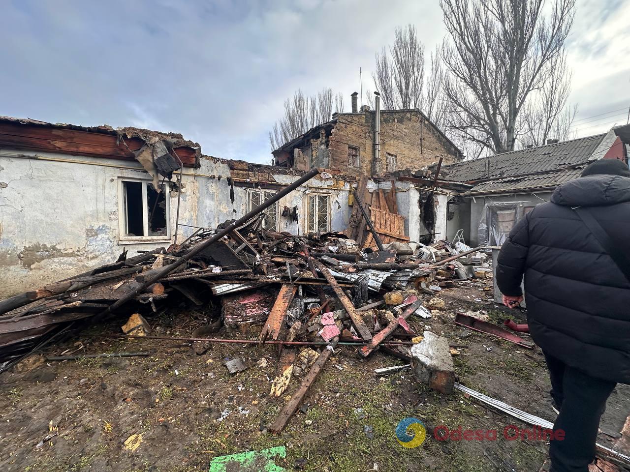 Зруйнований будинок, загинула жінка: репортаж з місця нічного удару по Одесі