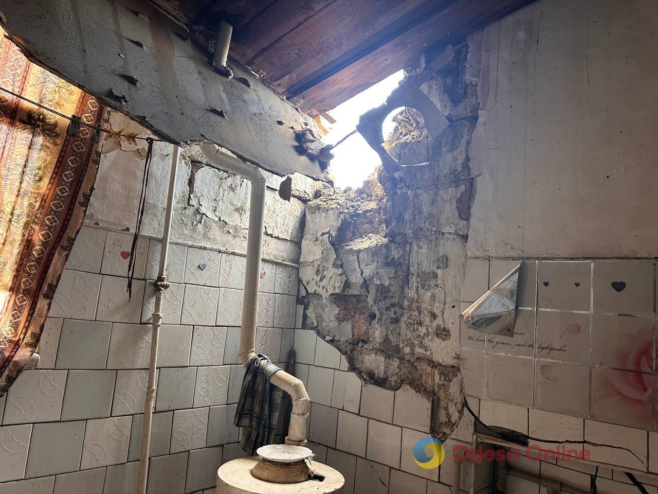 Зруйнований будинок, загинула жінка: репортаж з місця нічного удару по Одесі