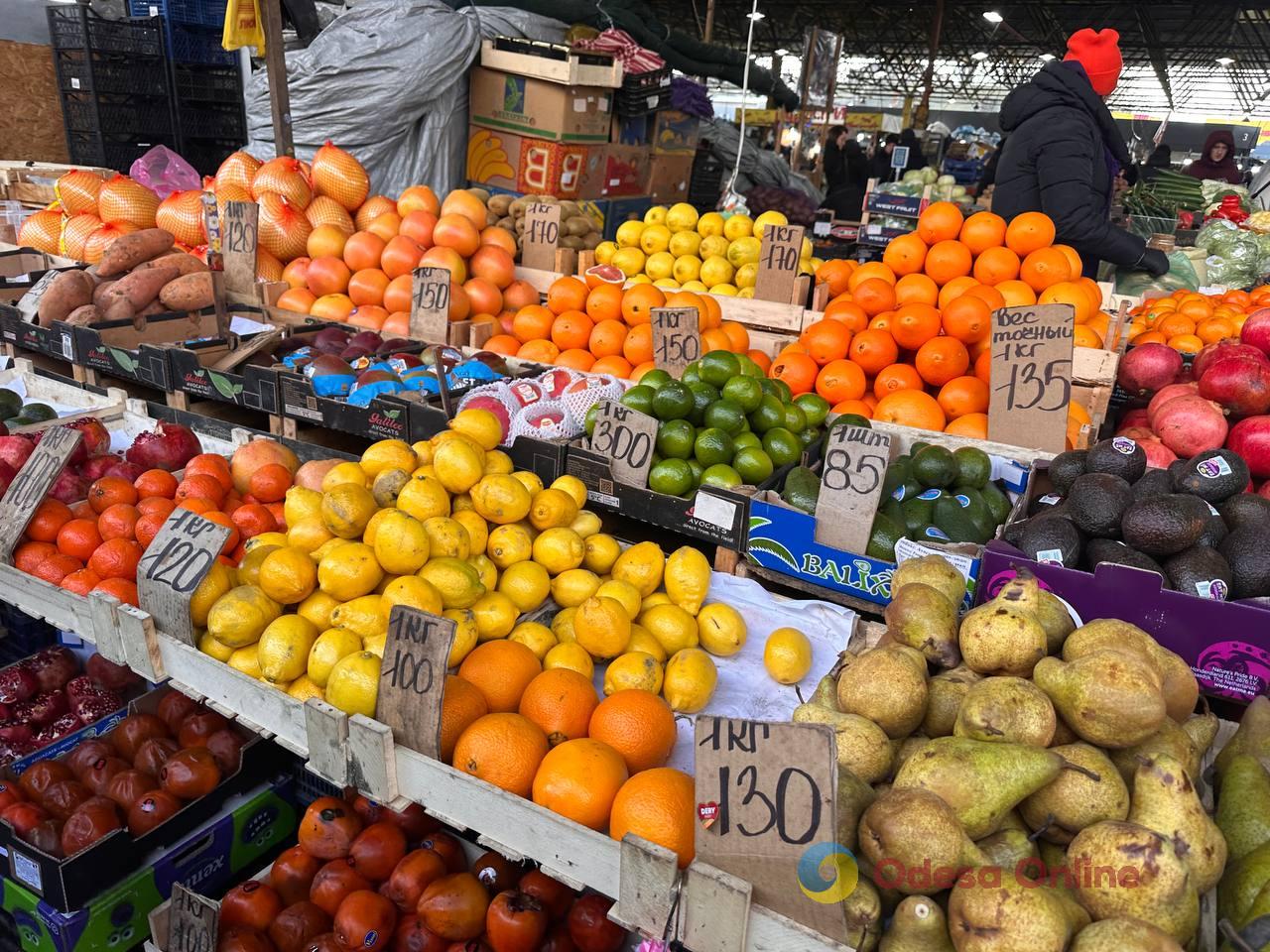 Красная капуста, яблоки и сало: субботние цены на одесском Привозе