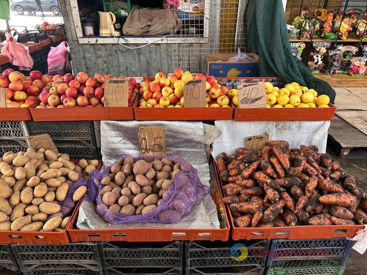 Красная капуста, яблоки и сало: субботние цены на одесском Привозе