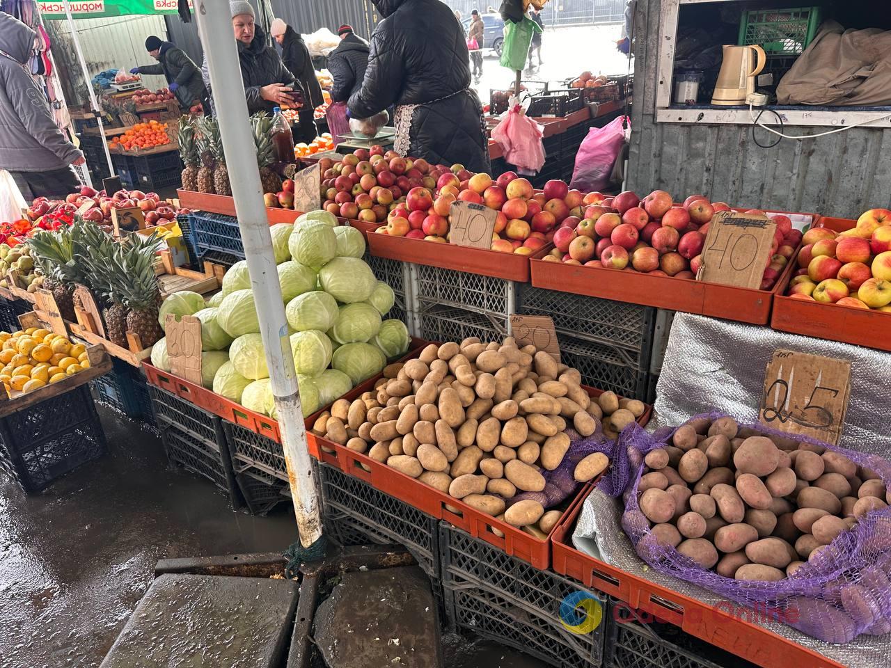 Красная капуста, яблоки и сало: субботние цены на одесском Привозе