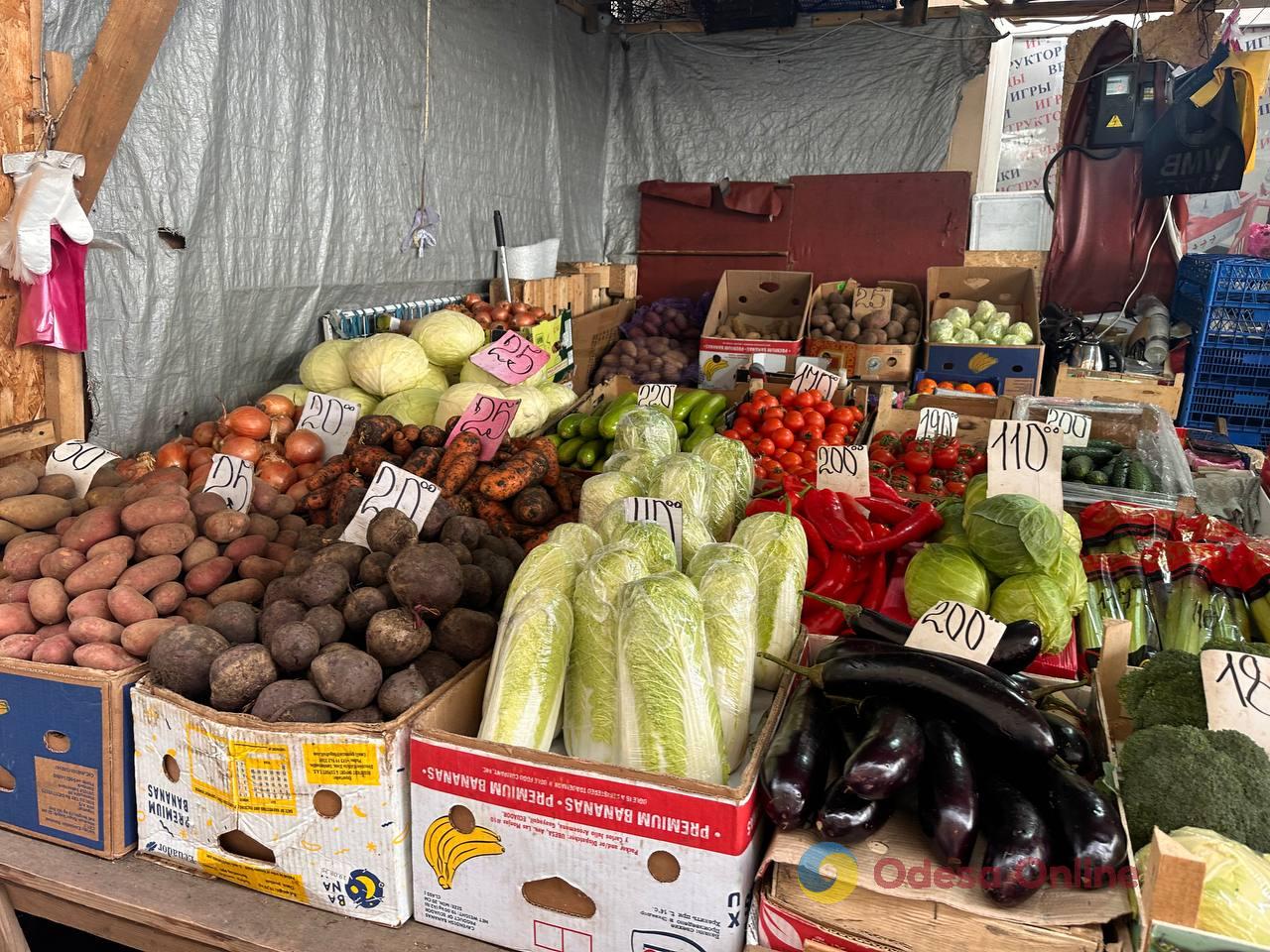 Красная капуста, яблоки и сало: субботние цены на одесском Привозе