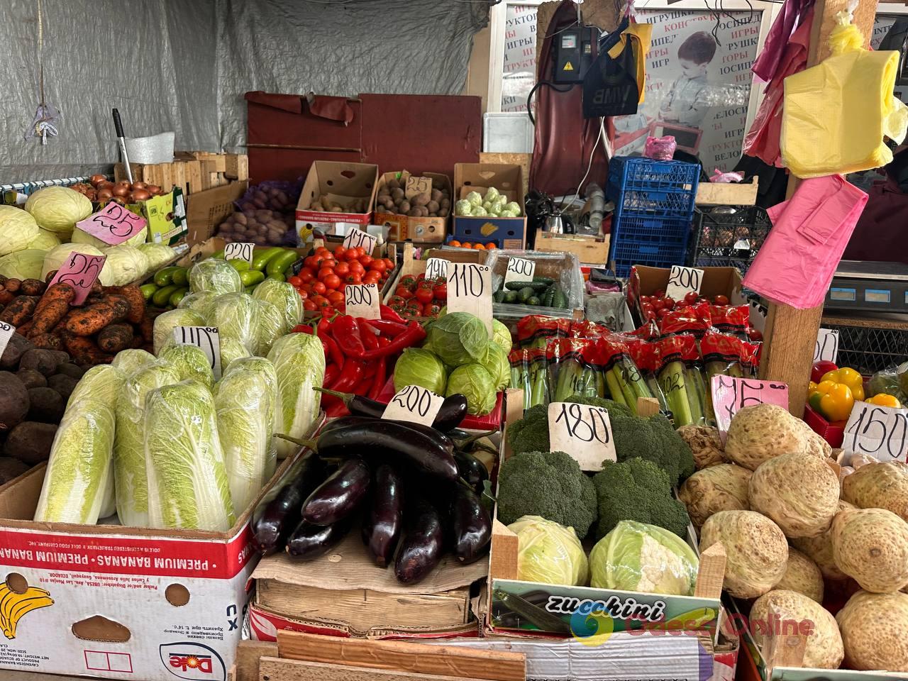 Красная капуста, яблоки и сало: субботние цены на одесском Привозе