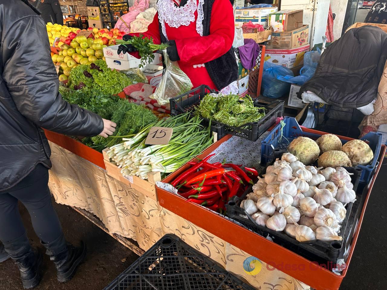 Красная капуста, яблоки и сало: субботние цены на одесском Привозе