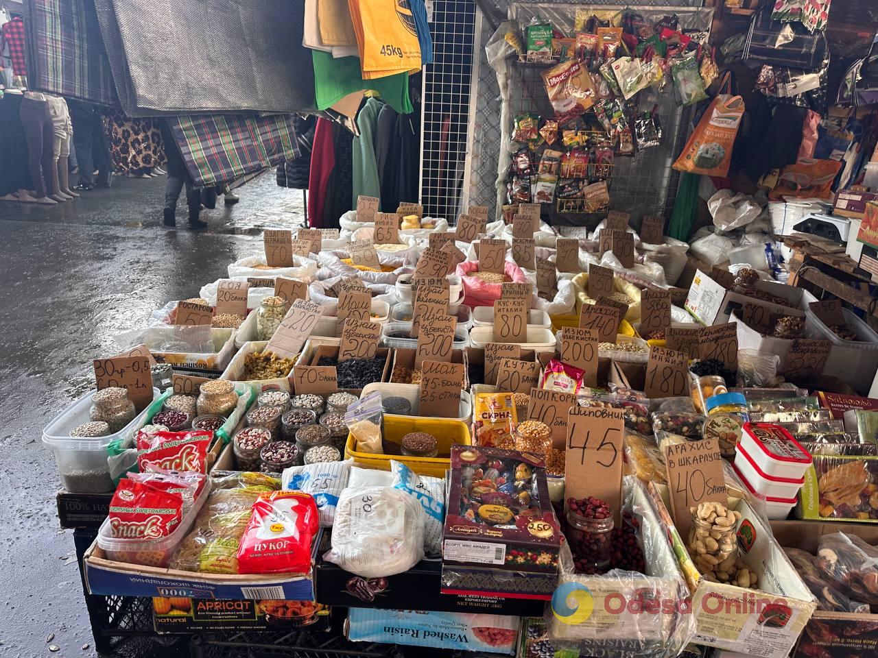 Красная капуста, яблоки и сало: субботние цены на одесском Привозе