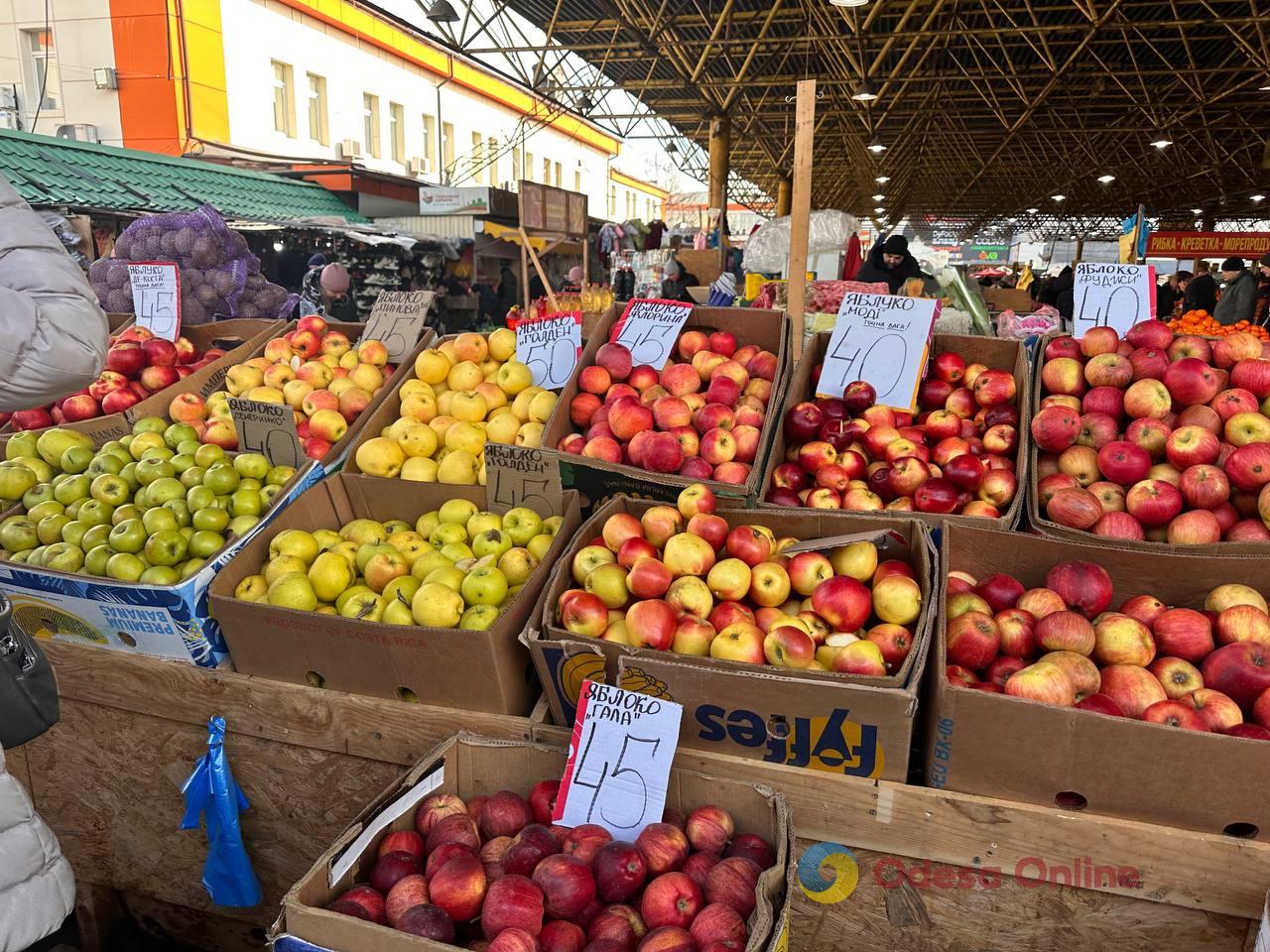 Красная капуста, яблоки и сало: субботние цены на одесском Привозе
